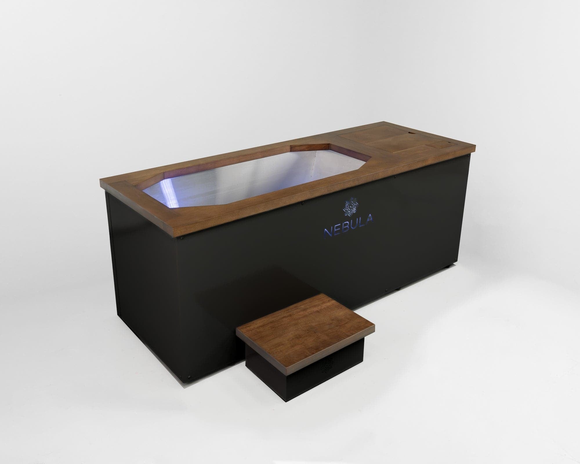 Nebula Ice Bath in black, side view, with its teak lid and matching step